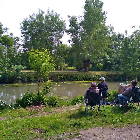 فندق La Ferme Du Marais Poitevin - Roulotte Benet المظهر الخارجي الصورة