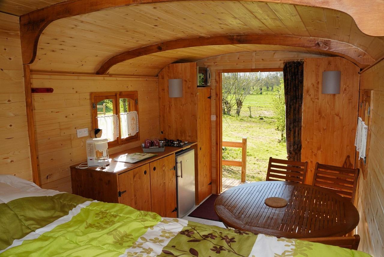 فندق La Ferme Du Marais Poitevin - Roulotte Benet المظهر الخارجي الصورة