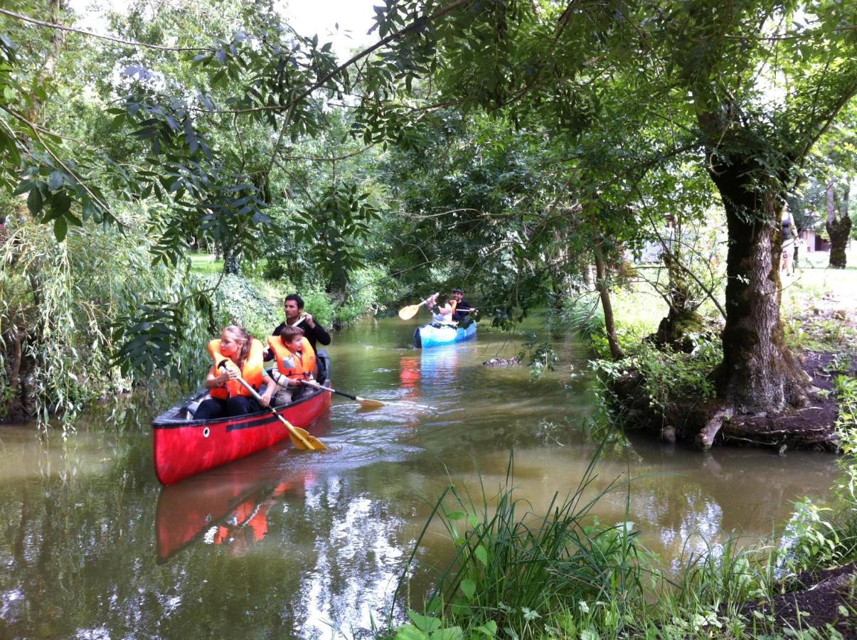 فندق La Ferme Du Marais Poitevin - Roulotte Benet المظهر الخارجي الصورة