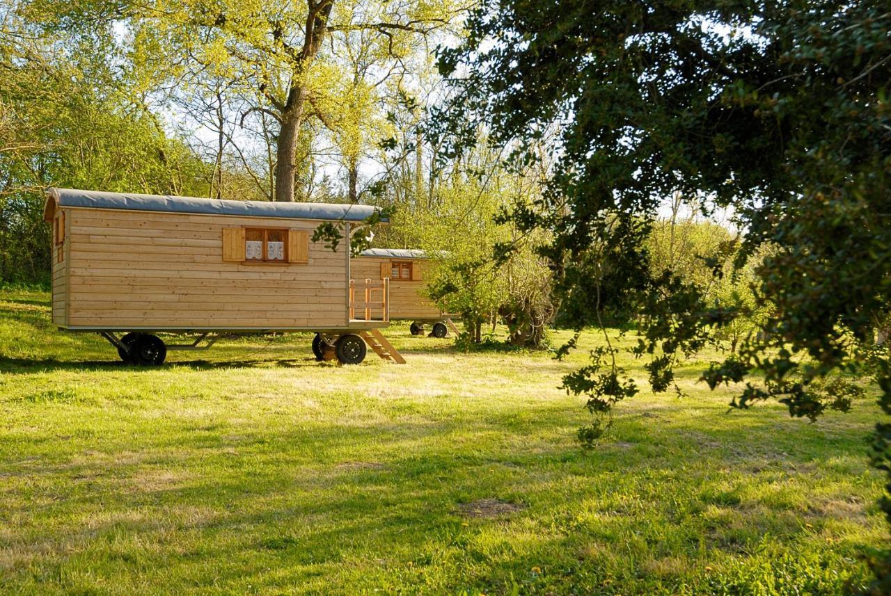 فندق La Ferme Du Marais Poitevin - Roulotte Benet المظهر الخارجي الصورة