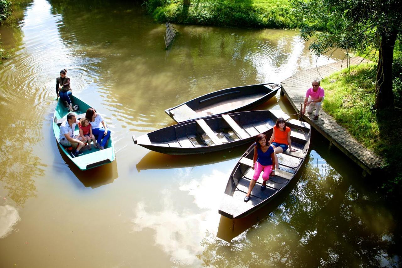 فندق La Ferme Du Marais Poitevin - Roulotte Benet المظهر الخارجي الصورة